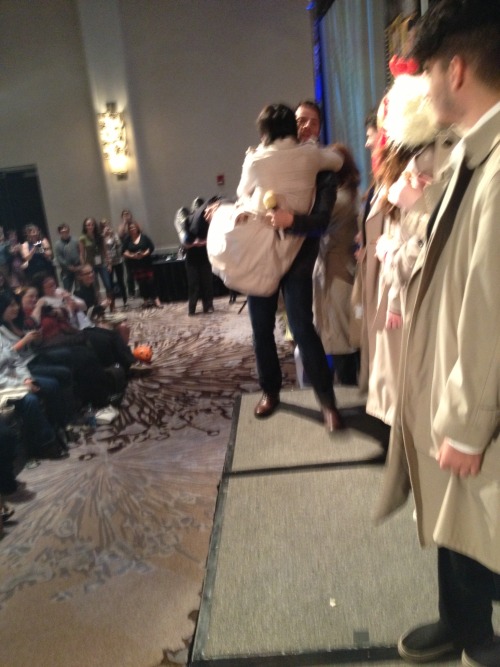 thecatlyhallows:SOOO THIS HAPPENED!!! Misha was the surprise guest judge for the Castiel cosplay con
