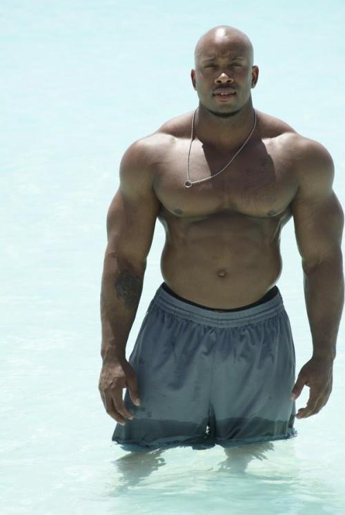 fcsdtrmntn: Tre’Shawn Edmonds-Raines a sexy as bodybuilder….who is truly something to b