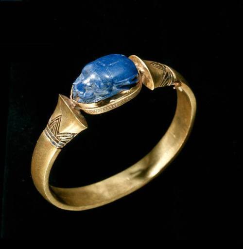 historyarchaeologyartefacts:Golden Bracelet decorated with a scarab made from lapis lazuli. From the