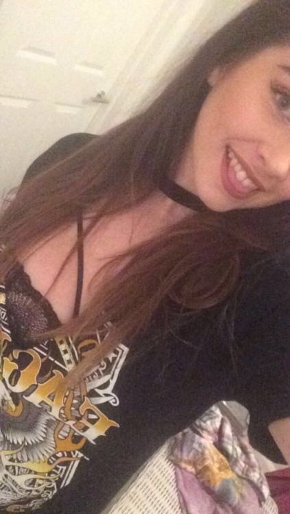 gooniemol:  Someone hmu or ask me questions, anon or not !! I’m so bored !! Kik: m0llysullivan