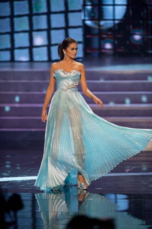 fashiononlaine:  FashionOnlaine:  Miss Universo Filipinas - Janine Tugonon 
