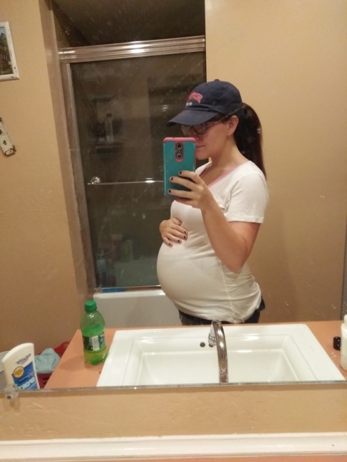 bugs-big-belly: Todays preggotd.  Reminder i have a wishlist and i sell porn! So HMU about all that 