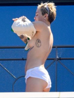 celebrity-nudes-leaked:  Miley Cyrus Caught