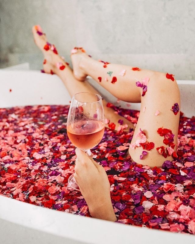 red-lips-wine-sips:  💋