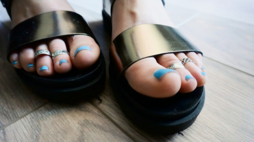 fmdfeet: Blue toes