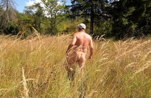 ririnaturiste:C’est agréable de se balader ainsi dans l’herbe haute qui caresse mon corps dénudé