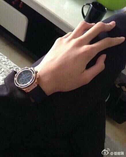 Can somebody tell me whos have a beautiful hand is this? I search every where but couldnt find it. And i cant read mandarin word, please help me.