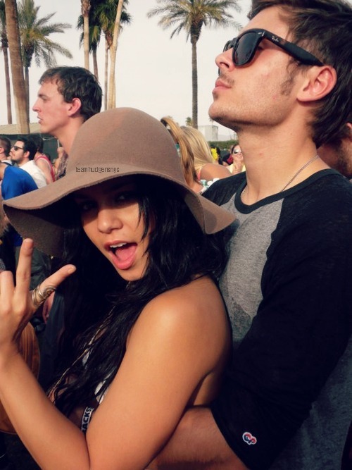 hudgens-online:  Zac Efron &amp; Vanessa Hudgens: Coachella (April 17, 2010)