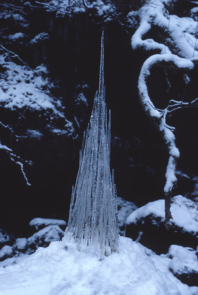 cosmicscripts:  Snow and ice sculptures by Andy Goldsworthy