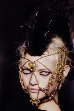 pivovaroward:  xangeoudemonx:  Gemma at JPG Fall 2007  OMFG, she’s PERFECT  She looks like a golden demon-goddess of perfection.