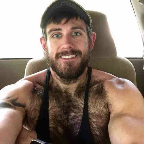 geeyourbushsmellsterrific:  sweatyhairylickable:    http://sweatyhairylickable.tumblr.com for more hairy sweaty dudes!      Just right