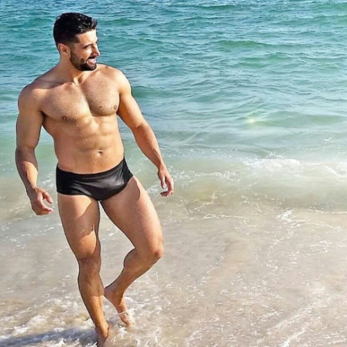 speedobuttandtaint: homensesungasmeninspeedos:   chocolateheartkid:  en vacances tu matte les slips tu regarde le bite si elle te plais  Sunga Preta   Over 60,000 followers. Speedbuttandtaint Hot Speedos, men and butts. 