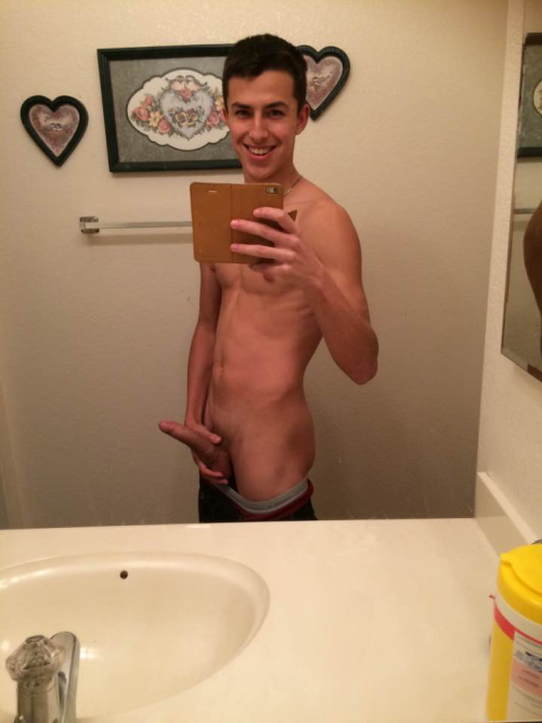 straightdudesexposed:  Stefan 2Enjoy the second set of Stefan :*(2000 notes and I’ll post a new hottie so reblog and like x)