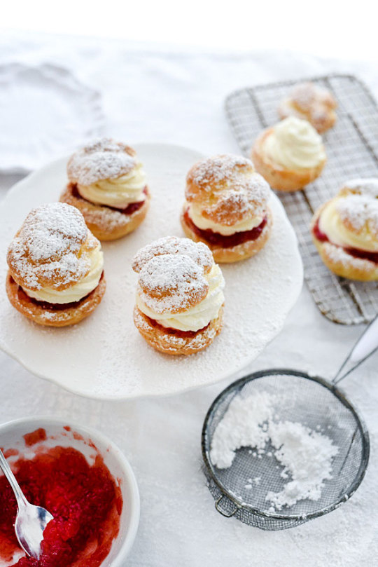 (via https://www.foodiecrush.com/wp-content/uploads/2016/02/Strawberry-Cheesecake-Cream-Puffs-foodiecrush.com-26.jpg) #recipe#cream puffs#strawberry#cheesecake