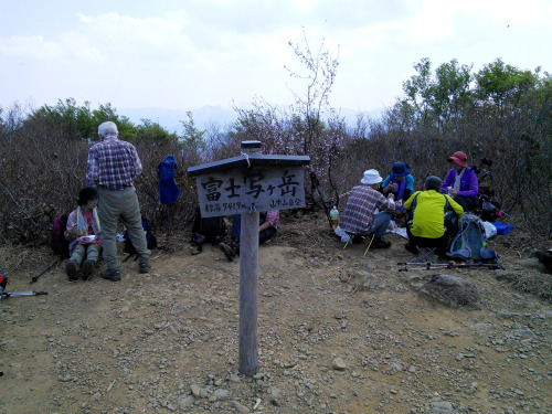 富士写ヶ岳（Mt.fujishagatake、標高941.9m）20150429福井県と石川県の県境にある富士写ヶ岳に登ってきました。山頂は石川県です。登山道は、枯淵コース、我谷コース、福井の丸岡から