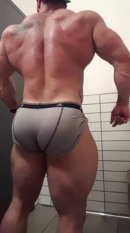 brokenalphamale:  I had a feeling that this huge muscle hunk was an easy one to break.
