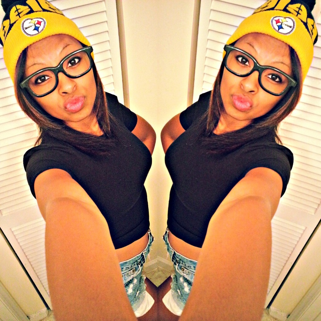 princesscourtwinter:  football season, hurryyyyy.  minus the Steelers cap, (cough