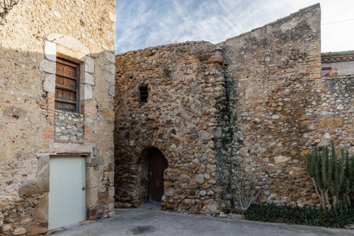 This is the old church of Sant Andreu de Vila-Robau (Comarques Gironines, Catalonia). It was built i