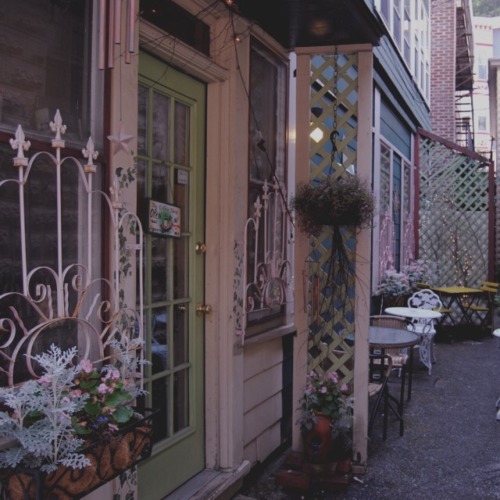 fromdusktildarko:The cutest cafe in the world