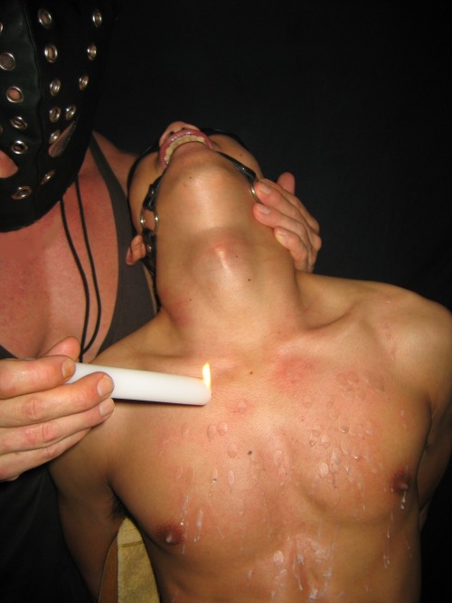 gay-asian-sm:  gwmuscle: Lots of wax…   MasterSamual：　SM、エロイ、パイパン、可愛い写真をhttp://gay-asian-sm.tumblr.com/をフォローしてください。  不难受？