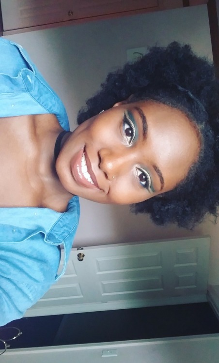melaninmandyuniverse:  Y'all gone take these selfies cuz I KNOW I look good 💙