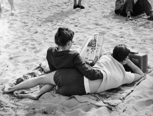 genterie:Israel beach, 1950 by Ruth Orkin.