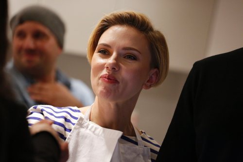 (via Yummy Pop Opening – Scarlett Johansson has sexy short bob now II.) 