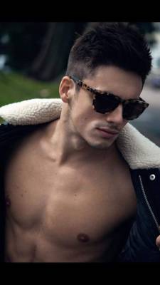 peek-a-dillo:  Chris Mears