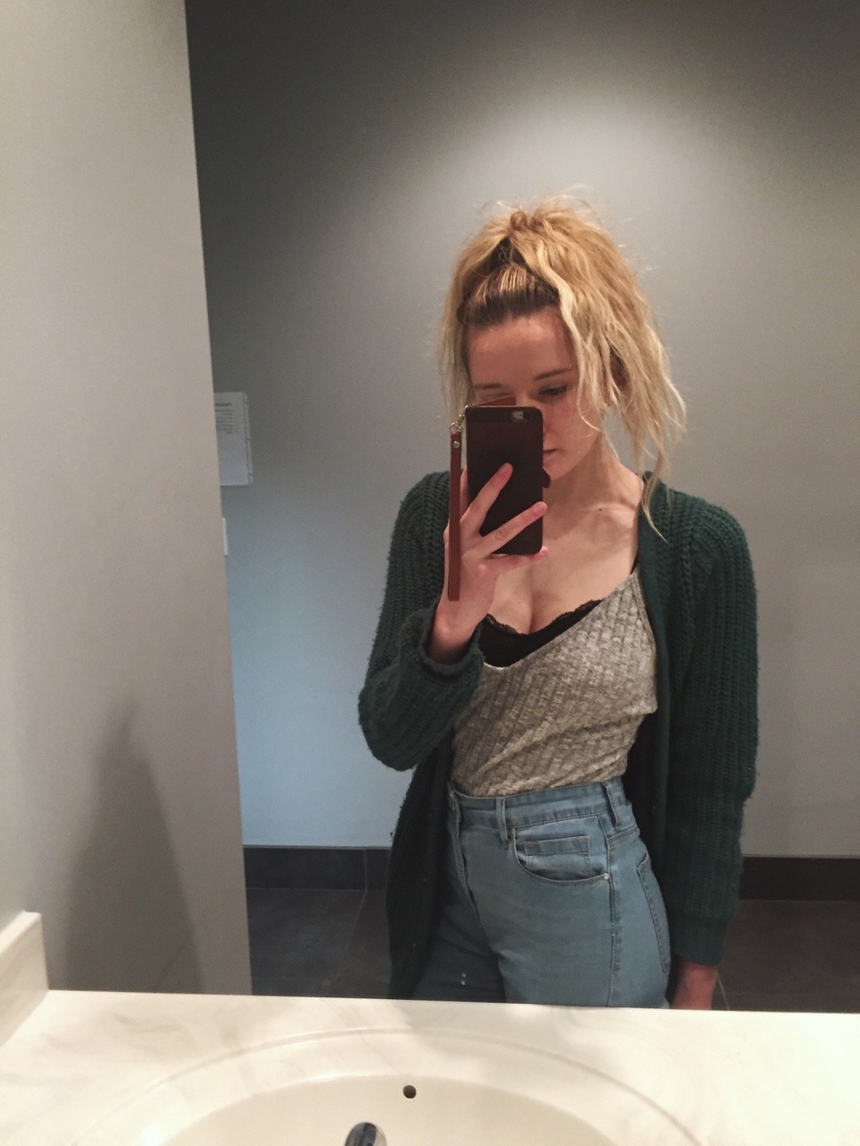 sexxx-sells:  When ur outfit is cute but ur perpetually shaky hands and awkward body