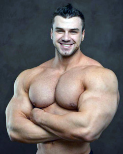 muscleobsessive: Dmitriy Vorotyncev, with that boy-next-door smile on that monstrous body