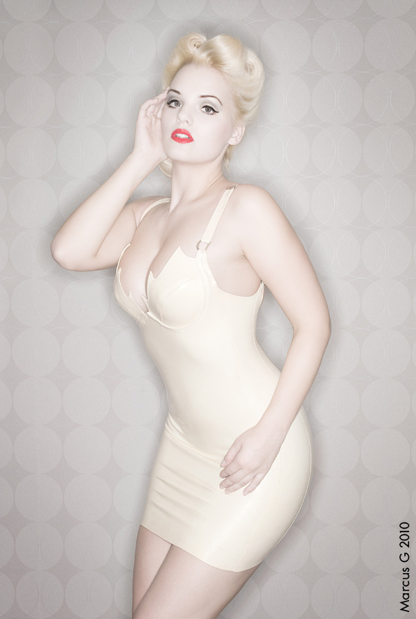 alt-pinups:  Viva in Winter by mrboing66