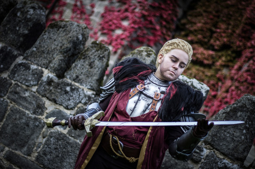 bonesonmyface:New photos of my Cullen Cosplay, together with my sword and shield. <3Cullen | ph