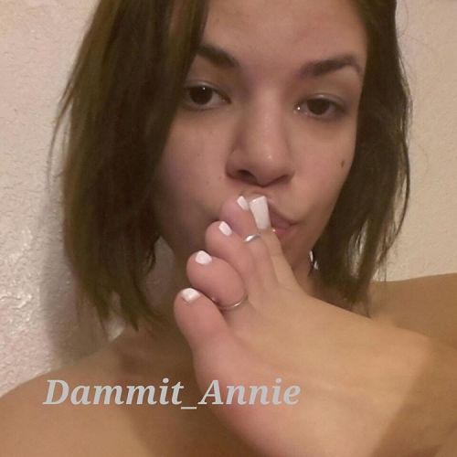 ddammit-annie: I’m eating dinner at the moment. But I wish I was eating my toes.. #dammit_annie #ann