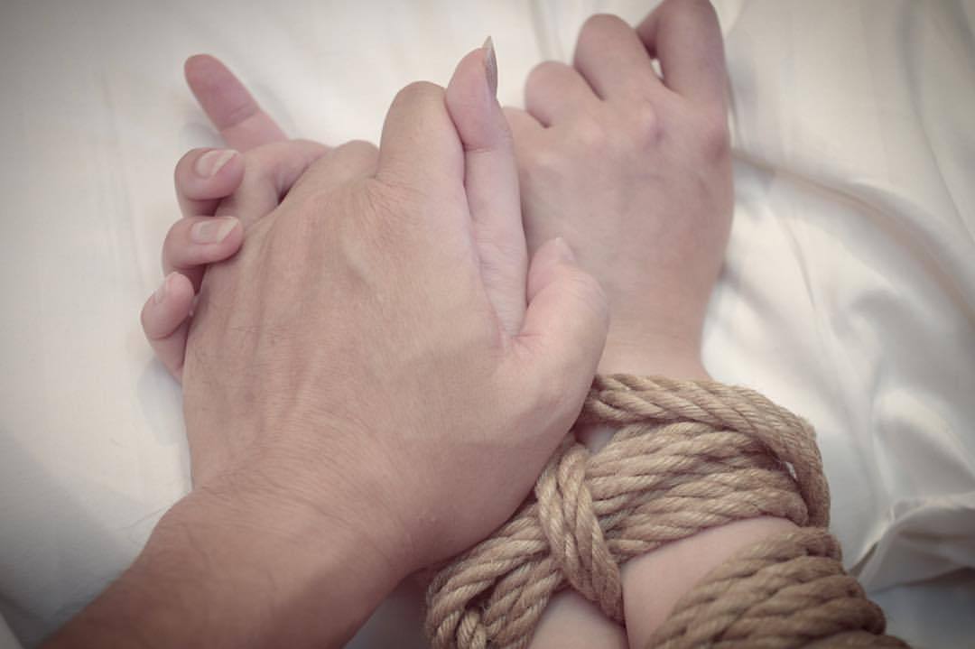 photo-moon-b:  #手 #僕の手 #緊縛 #縛り #拘束 #縄 #麻縄 #kinbaku #shibari