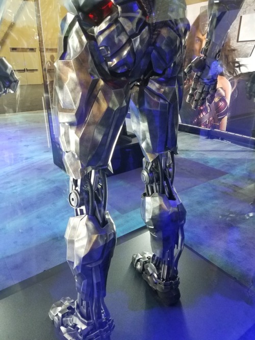 cybboy: machinamasculus:  supermantojusticeleague: (PHOTOS: Steve Weintraub, Collider.com) Cyborg is shredded.  Cyborg is cute ^^, too bad his face is half-man half-machine  Beautiful!