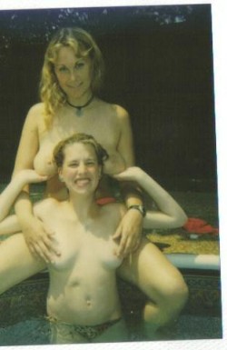 supercoffeekillerlove:nackter1972:  Mutter und Tochter Mother and daughter   Wow