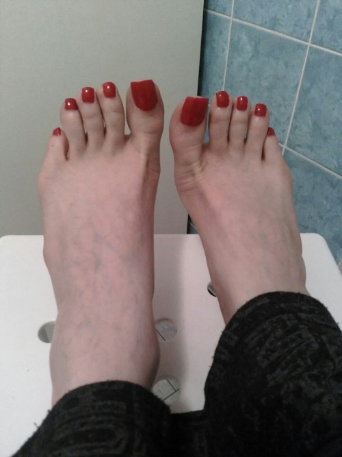 maturetransfeet: Beautiful feet with perfect toes that I would love to worship.