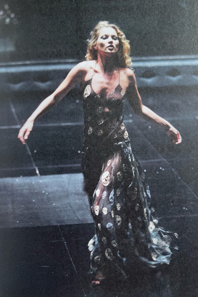 zegalba:Alexander McQueen: ‘Black’ Collection (2004)                 Model: Kate