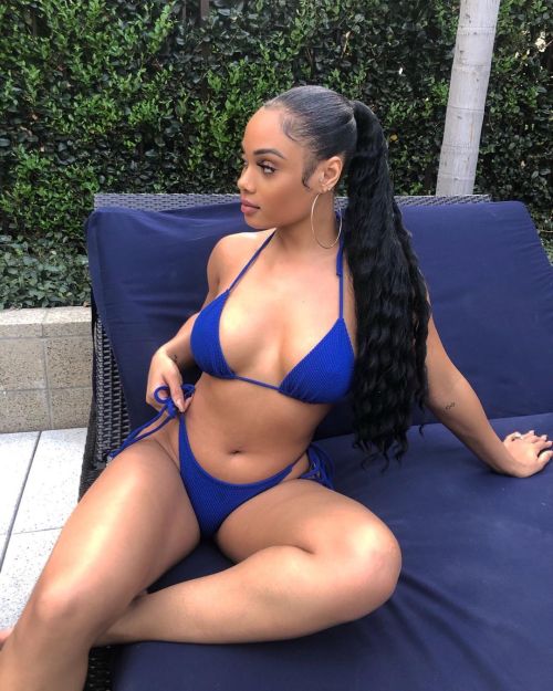 thicksexyasswomen:  🍹🍸@thicksexyasswomen