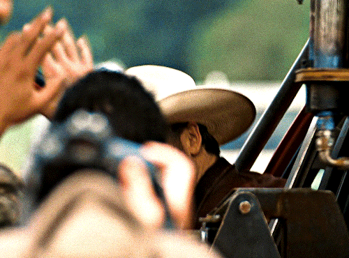 GLEN POWELL As TYLER OWENS In TWISTERS (2024) Dir. Lee Isaac Chung