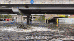 中国で豪雨発生！　道路から泥水が噴き出す！  