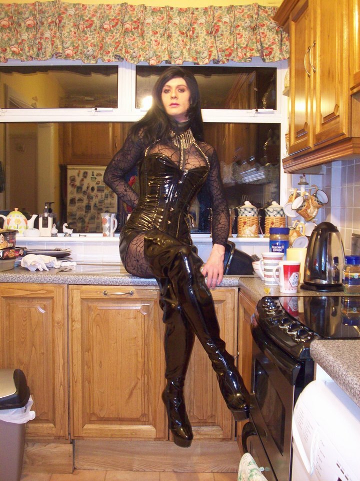 sensualcrossdressers:  Hoooollyy fuckk. 