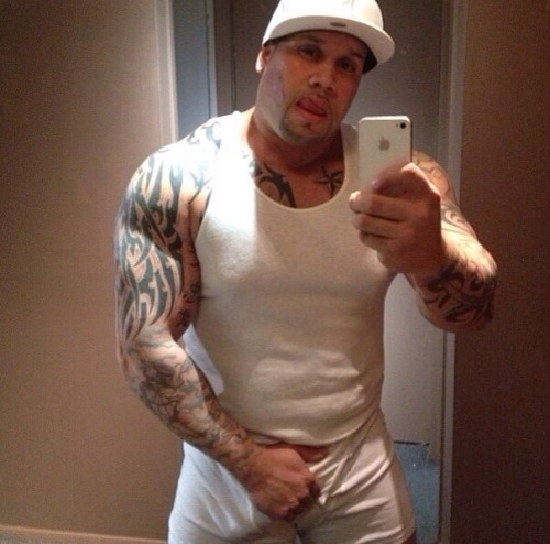 beef4me:  Papi!!!   que rico macho adult photos