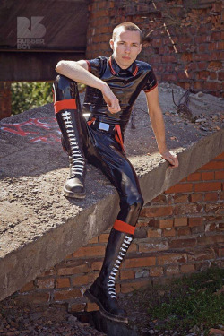 hunks-in-latex:  Watch free gay porn here: http://bit.ly/2FzVBxS