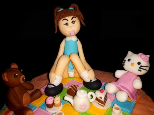 Fantastic ABDL cake (7 pics)I threw a party and my sweeeet sweet friend surprised me with a real Emma cake!I’m having a tea party with my Hello Kitty and my teddy bear. We’re having tea and cake and cookies. Isn’t that the best cake ever <3See