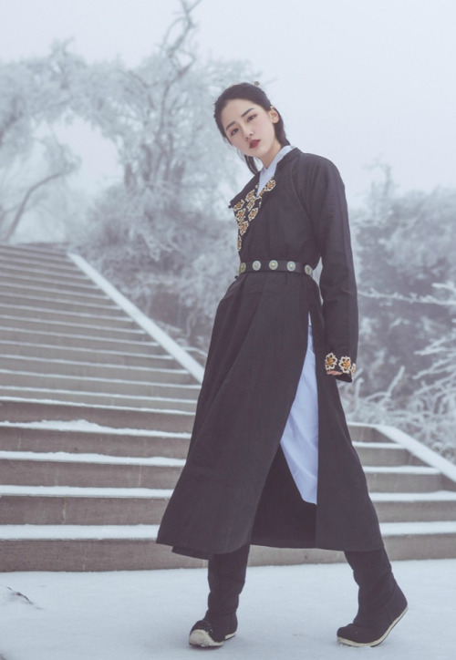 hanfugallery: handsome women in yuanlingpao圆领袍, a type of men’s hanfu.