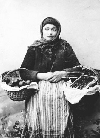 lamus-dworski:Warsaw’s street vendors from the end of 19th century photographed by Walery Twardzicki