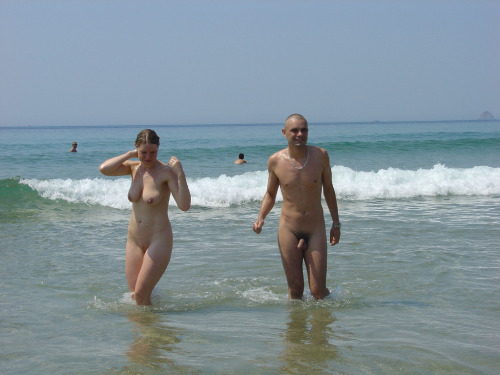 Love the tits on her!!  Enjoy more amateurs having fun at www.amateurlovin.tumblr.com.  Please submit your self pics Here