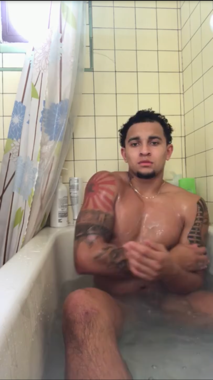 letsspillsometea2:  This video is to funny to me  Boy that booty is open