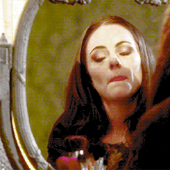 agentskyie:  Princess Eleanor + her reflection in the mirror.